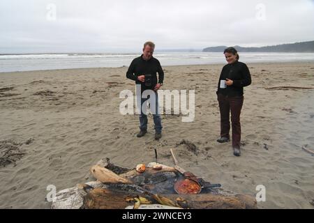 Indain Sunny Coulson Scott Anderson campeggiare bevendo e cucinando al parco nazionale olimpico di Shi Shi Beach, Washington State USA Foto Stock