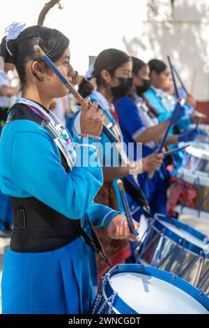 Oaxaca, Messico - i membri di un corpo di tamburi e bugle praticano nel Llano Park. Foto Stock