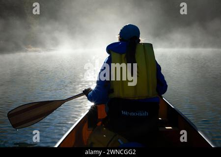 Silhouette in canoa sul lago Charlton, Deschutes National Forest, Oregon Foto Stock