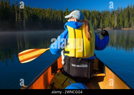 Canoa sul lago Charlton, Deschutes National Forest, Oregon Foto Stock