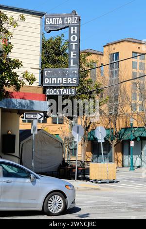 Cartello con la scritta a: Ex Santa Cruz Hotel, precedentemente Germania Hotel and the Railroad Hotel; edificio costruito nel 1877; centro di Santa Cruz, California. Foto Stock
