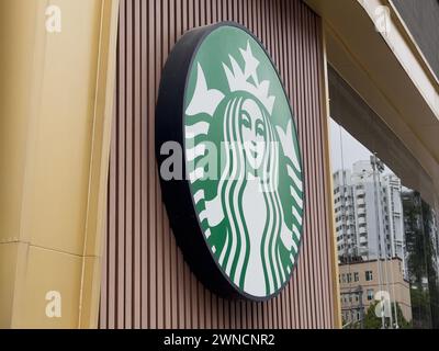 Nanning, Cina - 27 febbraio 2024: Cartello Starbucks Coffee Shop. Starbucks Corporation è un'azienda americana di caffè e una catena di caffetterie a livello mondiale. Foto Stock