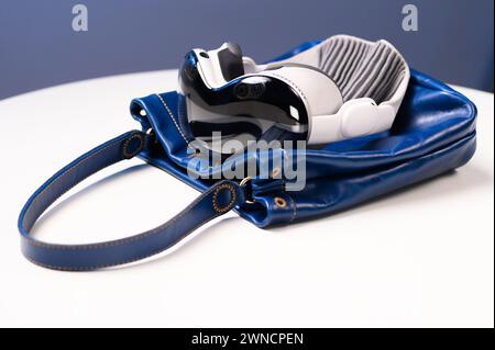 HCMC, VN - febbraio 2024. Apple Vision Pro per uso editoriale Foto Stock