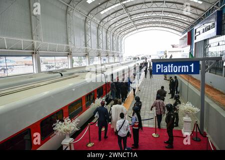 Pechino, Nigeria. 29 febbraio 2024. I treni della Lagos Rail Mass Transit Red Line sono visti alla stazione di Ikeja a Lagos, Nigeria, 29 febbraio 2024. La prima fase di un progetto ferroviario leggero di costruzione cinese nello stato sud-occidentale della Nigeria, Lagos, è stata inaugurata giovedì dal presidente Bola Tinubu, aprendo un nuovo capitolo per affrontare le sfide della congestione del traffico e dei ritardi degli spostamenti che hanno a lungo afflitto la potenza economica del paese. Crediti: Han Xu/Xinhua/Alamy Live News Foto Stock