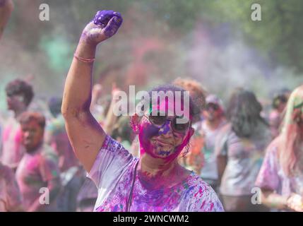 Christchurch, nuova Zelanda. 2 marzo 2024. I Revelers sono ricoperti di polveri colorate al Festival dei colori di Holi. La festa indù di Holi celebra la fine dell'inverno e l'inizio della primavera, e il trionfo del bene sul male. (Immagine di credito: © PJ Heller/ZUMA Press Wire) SOLO PER USO EDITORIALE! Non per USO commerciale! Crediti: ZUMA Press, Inc./Alamy Live News Foto Stock