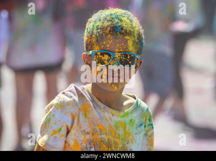 Christchurch, nuova Zelanda. 2 marzo 2024. I Revelers sono ricoperti di polveri colorate al Festival dei colori di Holi. La festa indù di Holi celebra la fine dell'inverno e l'inizio della primavera, e il trionfo del bene sul male. (Immagine di credito: © PJ Heller/ZUMA Press Wire) SOLO PER USO EDITORIALE! Non per USO commerciale! Crediti: ZUMA Press, Inc./Alamy Live News Foto Stock