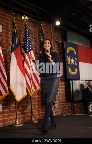 Charlotte, Stati Uniti. 1 marzo 2024. Nikki Haley, candidata presidenziale repubblicana, parla al suo raduno davanti al Super Tuesday al Norfolk Hall al Suffolk Punch il 1 marzo 2024 a Charlotte, Carolina del Nord. Credito: Accesso foto/Alamy Live News Foto Stock