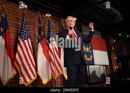 Charlotte, Stati Uniti. 1 marzo 2024. Il rappresentante degli Stati Uniti, Ralph Norman, parla e presenta il candidato presidenziale, Nicki Halley, alla Norfolk Hall al Suffolk Punch il 1° marzo 2024 a Charlotte, Carolina del Nord. Credito: Accesso foto/Alamy Live News Foto Stock