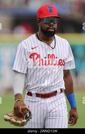 Clearwater, Florida, Stati Uniti. 1 marzo 2024. Il lanciatore dei Philadelphia Phillies Tristan Garnett (91) cammina fino al dugout prima di una gara primaverile della MLB contro i Miami Marlins il 1 marzo 2024 al BayCare Ballpark. I Phillies e Marlins giocarono con un pareggio di 6-6. (Credit Image: © Kim Hukari/ZUMA Press Wire) SOLO PER USO EDITORIALE! Non per USO commerciale! Foto Stock