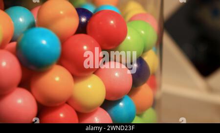 Una foto di sfocatura ravvicinata di un barattolo pieno di dolci colorati che sembrano medicine della storia Foto Stock