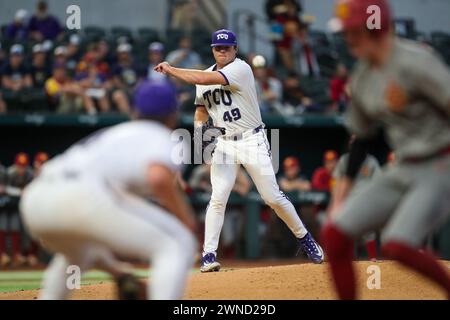 Arlington, Texas, Stati Uniti. 1 marzo 2024. Il lanciatore titolare della TCU PAYTON TOLLE (49) tenta di eliminare ETHAN HEDGE della USC (15) lanciando la palla al primo giocatore di base GABE MIRANDA (7) durante il secondo inning di gioco al Globe Life Field di Arlington, Texas, venerdì. Il gioco fa parte della Kubota College Baseball Series. Questo fine settimana USC, Arizona State, Texas A&M e TCU parteciperanno alla serie del fine settimana. TCU riprodurrà USC due volte e Arizona State una volta. Non suoneranno Texas A&M.. La partita è andata a 11 inning con TCU che ha sconfitto i Trojan 9-8. La vittoria ha portato il record di TCU a 10-0. La TCU riprodurrà Ariz Foto Stock