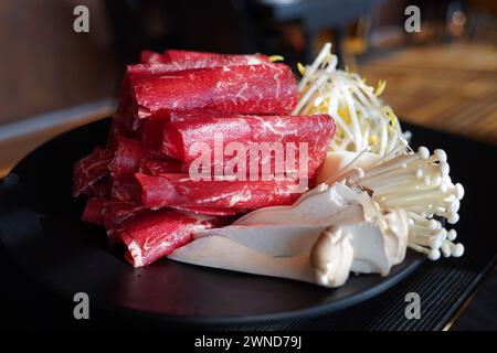 Manzo rosso crudo a fette sottili per shabu-shabu Foto Stock