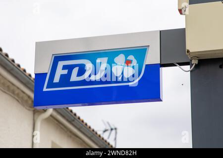 Bordeaux , Francia - 02 29 2024 : marchio fdj con logo e cartello facciata della lotteria nazionale francese, agenzia di segnaletica di ingresso del negozio Foto Stock