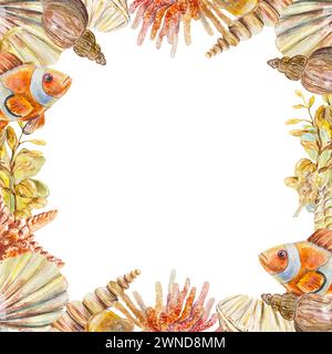 Incorniciate con pesci acquerelli, conchiglie e coralli. Illustrazione su un tema marino, isolata su uno sfondo bianco. Elemento di design per schede, striscioni SEA, laboratorio Foto Stock