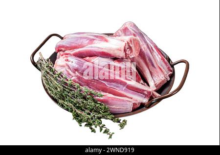 Steli di agnello crudi in un vassoio di acciaio con erbe aromatiche. Isolato su sfondo bianco. Vista dall'alto Foto Stock