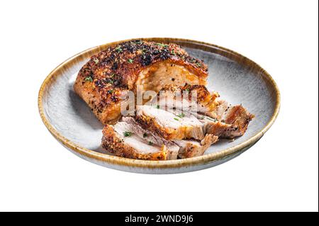 Pancetta di maiale marinata filippina con crosta in un piatto. Isolato su sfondo bianco. Vista dall'alto Foto Stock