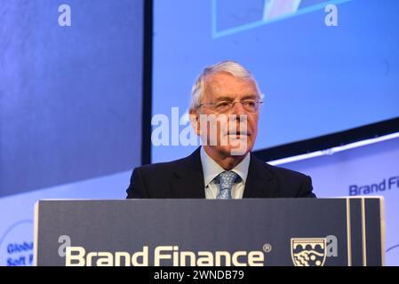 John Major ha affermato che lasciare l'UE ha minato la posizione del Regno Unito con gli Stati Uniti come leader mondiale , come non è rilevante per un accordo commerciale con gli Stati Uniti, dato che si trova da sola e non rappresenta l'Europa. ha anche affermato che l'economia e il tenore di vita del Regno Unito sono scesi sotto l'attuale governo a livelli sempre bassi e, purtroppo, l'IA prenderà il sopravvento nel mezzo posti di lavoro a reddito . ha anche detto che la democrazia nel mondo è diminuita con l' aumento dell' autocrazia in molti paesi come la Russia , la Cina , che rappresentano un' enorme massa di popolazione nel mondo . ha detto che il Regno Unito dovrebbe rientrare nel mercato unico . Foto Stock