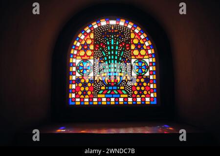 Il vetro macchiato in una chiesa Foto Stock
