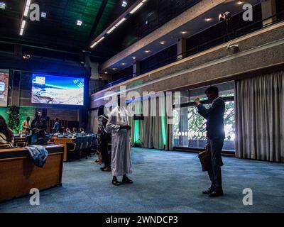 Nairobi, Nairobi, Kenya. 1 marzo 2024. Un uomo scatta una foto del suo amico durante l'ultimo giorno della vi Assemblea ambientale delle Nazioni Unite che si è svolta presso il Compound delle Nazioni Unite a Nairobi. L'assemblea di quest'anno ha concordato 15 risoluzioni, 2 decisioni e una dichiarazione ministeriale. È considerata una delle UNEA più vantaggiose negli anni che riunisce le nazioni in tempi pressanti e difficili non solo per l'umanità ma per l'ambiente. (Credit Image: © Bianca Otero/ZUMA Press Wire) SOLO PER USO EDITORIALE! Non per USO commerciale! Foto Stock