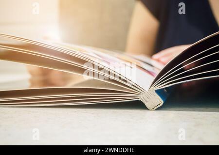 Bella giovane donna asiatica che cerca e legge il menu del cibo in un lussuoso ristorante caffetteria Foto Stock