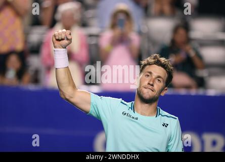 Acapulco, Messico. 1 marzo 2024. Casper Ruud di Norvegia celebra la vittoria dopo la semifinale contro l'Holger Rune di Danimarca al torneo di tennis ATP Mexican Open 2024 ad Acapulco, Messico, 1 marzo 2024. Crediti: Li Mengxin/Xinhua/Alamy Live News Foto Stock