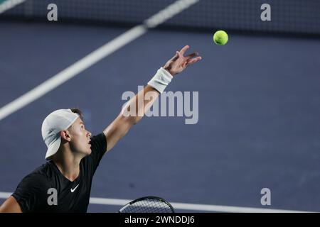 Acapulco, Messico. 1 marzo 2024. Holger Rune di Danimarca serve il pallone durante la semifinale contro Casper Ruud di Norvegia al torneo di tennis ATP Mexican Open 2024 ad Acapulco, Messico, 1 marzo 2024. Crediti: Francisco Canedo/Xinhua/Alamy Live News Foto Stock