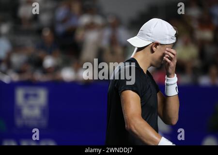 Acapulco, Messico. 1 marzo 2024. Holger Rune di Danimarca reagisce durante la semifinale contro Casper Ruud di Norvegia al torneo ATP Mexican Open 2024 ad Acapulco, Messico, 1 marzo 2024. Crediti: Li Mengxin/Xinhua/Alamy Live News Foto Stock