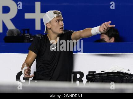 Acapulco, Messico. 1 marzo 2024. Holger Rune di Danimarca reagisce durante la semifinale contro Casper Ruud di Norvegia al torneo ATP Mexican Open 2024 ad Acapulco, Messico, 1 marzo 2024. Crediti: Li Mengxin/Xinhua/Alamy Live News Foto Stock