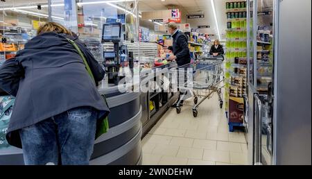 Amburgo, Germania. 24 febbraio 2024. Clienti in cassa in un supermercato a prezzi scontati LIDL. Credito: Markus Scholz/dpa/Picture Alliance/dpa | Markus Scholz/dpa/Alamy Live News Foto Stock