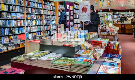 Amburgo, Germania. 24 febbraio 2024. I clienti guardano i libri in una libreria. Credito: Markus Scholz/dpa/Picture Alliance/dpa | Markus Scholz/dpa/Alamy Live News Foto Stock