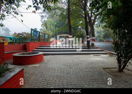 11 gennaio 2024, Uttarakhand India. Infrastrutture incontaminate: Strade e sentieri ben asfaltati su Rajpur Road, Dehradun, Uttarakhand, India. Dev. Smart City Foto Stock