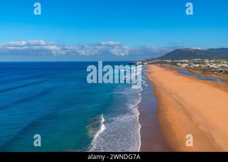 Vista aerea di una splendida spiaggia sulla costa atlantica marocchina a Tangeri, Marocco Foto Stock