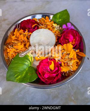 Cerimonia Annaprashan: Tradizione indù del primo mangiare riso. Argenteria decorata con colori e riso dolce Kheer per il primo cibo solido del bambino Foto Stock