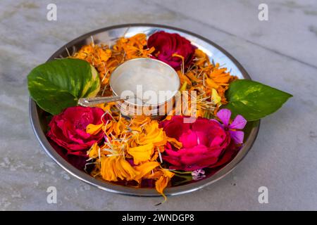 Cerimonia Annaprashan: Tradizione indù del primo mangiare riso. Argenteria decorata con colori e riso dolce Kheer per il primo cibo solido del bambino Foto Stock