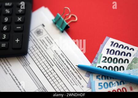 Lettera di notifica del modulo fiscale indonesiano SPT per il periodo di imposta sul reddito articolo 23 e/o articolo 26 sul conto contabile Foto Stock