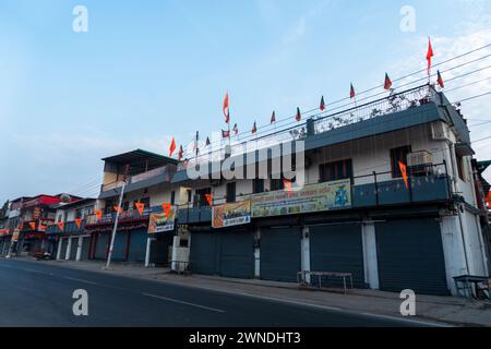 11 gennaio 2024, Uttarakhand India. Le bandiere dello zafferano adornano i tetti: Simboleggiano l'induismo durante la cerimonia del Tempio RAM nell'India settentrionale Foto Stock
