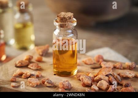 Bottiglia trasparente di olio essenziale per aromaterapia con benzoina o resina styrax Foto Stock