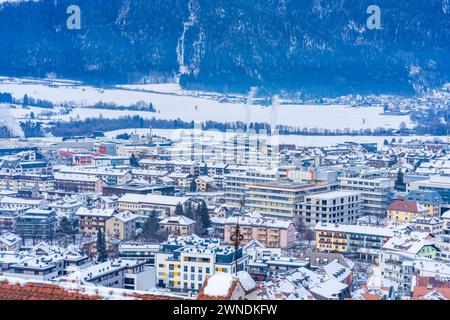 BRUNICO, ITALIA - 22 GENNAIO 2024: Brunico o Brunico nella Val Pusteria, nella provincia italiana dell'alto Adige, è una città principale del popula Foto Stock