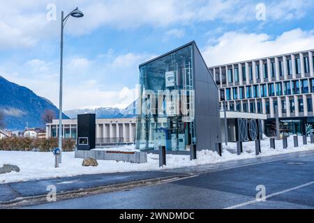 BRUNECK-BRUNICO, ITALIA - 25 GENNAIO 2024: La microrete a idrogeno P2P a BRUNICO garantisce la generazione e lo stoccaggio di energia elettrica e termica grazie a questa tecnologia Foto Stock