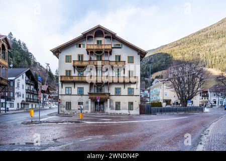 SAND IN TAUFERES, ITALIA - GENNAIO 25 2024: Veduta stradale della città Sand in Taufers (campo Tures), città comune di mercato in alto Adige Foto Stock