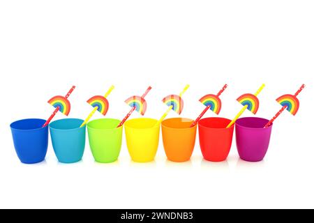 Tazze per bere arcobaleno con cannucce di carta ecocompatibili su sfondo bianco. Design decorativo e colorato astratto con trans LGBT e tema ambientale. Foto Stock