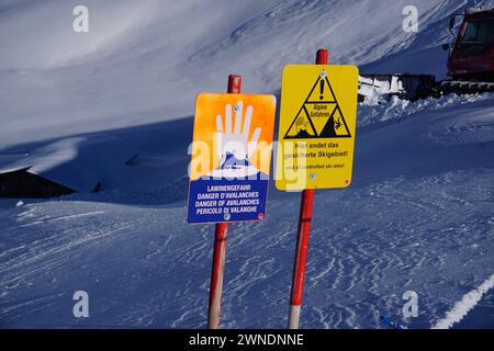 Hintertuxer Gletscher, Österreich 10. Gennaio 2024: Ende des gesicherten Skigebietes Warnschilder auf einer Skipiste im Zillertal: Lawinengefahr Alpine Gefahren. Hier endet das gesicherte Skigebiet. Zillertal Österreich *** Ghiacciaio Hintertux, Austria 10 gennaio 2024 fine del comprensorio sciistico protetto segnali di avvertimento su una pista da sci a Zillertal Avalanche pericolo pericoli alpini qui termina il comprensorio sciistico protetto Zillertal Austria Copyright: XFotostandx/xFreitagx Foto Stock