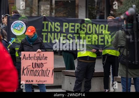 Bundesweiter Klimastreik von Verdi und Fridays for Future Kundgebung am Kornmarkt in Nürnberg unter dem motto Wir fahren zusammen. Hier vereinen sich Mitglieder der Gewerkschaft ver.di im Kampf für verbesserte Tarifverträge im öffentlichen Nahverkehr und bessere Arbeitsbedingungen, sowie Aktivist:innen von Friday for Future, die sich für konsequenten Klimaschutz, die Verkehrswende und eine fortschrittliche Kapolitik auf nationaler und europäischer bene engeren. Plakat mit der Aufschrift Arbeitsplätze und Klimaschautz MAN Kollegen Nürnberg Bayern Deutschland *** sciopero climatico nazionale Foto Stock