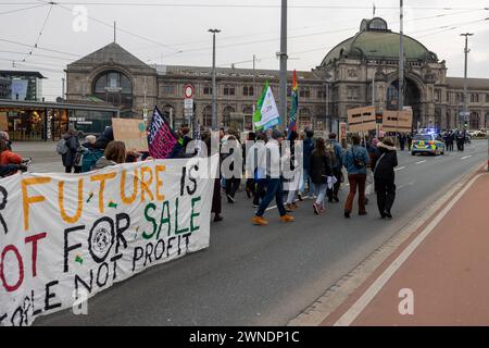 Bundesweiter Klimastreik von Verdi und Fridays for Future Demonstrationszug in Nürnberg um die Altstadt unter dem motto Wir fahren zusammen. Hier vereinen sich Mitglieder der Gewerkschaft ver.di im Kampf für verbesserte Tarifverträge im öffentlichen Nahverkehr und bessere Arbeitsbedingungen, sowie Aktivist:innen von Friday for Future, die sich für konsequenten Klimaschutz, die Verkehrswende und eine fortschrittliche Kapolitik auf nationaler und europäischer bene engeren. Nürnberg Bayern Deutschland *** sciopero climatico nazionale di Verdi e venerdì per la futura marcia dimostrativa a Nure Foto Stock