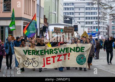 Bundesweiter Klimastreik von Verdi und Fridays for Future Demonstrationszug in Nürnberg um die Altstadt unter dem motto Wir fahren zusammen. Hier vereinen sich Mitglieder der Gewerkschaft ver.di im Kampf für verbesserte Tarifverträge im öffentlichen Nahverkehr und bessere Arbeitsbedingungen, sowie Aktivist:innen von Friday for Future, die sich für konsequenten Klimaschutz, die Verkehrswende und eine fortschrittliche Kapolitik auf nationaler und europäischer bene engeren. Nürnberg Bayern Deutschland *** sciopero climatico nazionale di Verdi e venerdì per la futura marcia dimostrativa a Nure Foto Stock