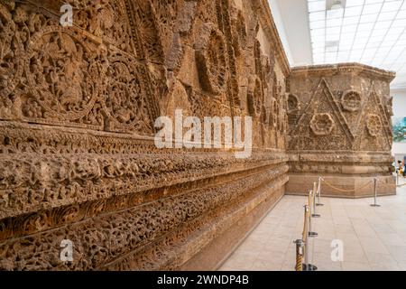 Facciata del Palazzo di Mshatta, dal palazzo omayyade di Qasr al-Mshatta in Giordania. Museo di Pergamon, Isola dei Musei. Berlino, Germania, Europa, Europa occidentale. Foto Stock