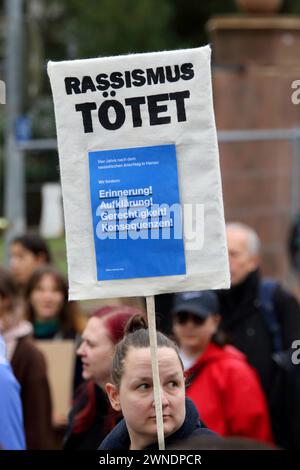 Bundesweite Gedenkdemo vier Jahre nach dem rassistischen Anschlag vom 19. Febbraio 2020 a Hanau - Gegen rechten Terror in Deutschland - pronunciare i loro nomi - Rassistische morte - Deutschland, GER, DEU Germania, Hanau, 17.02.2024 - Tausende gedenken der Attentat-Opfer von Hanau, setzen ein Zeichen gegen Rassismus und prangern Fehler der Behörden an. Die Demoteilnehmer versammelten sich am Kurt-Schumacher-Platz in Hanau-Kesselstadt und erreichten nach ca. Einer Stunde den Marktplatz der Hanauer Innenstadt. Hier fand die Abschlusskundgebung mit zahlreichen Angehörigen der Opfer statt. NAMEN d Foto Stock