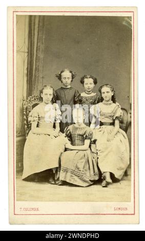 Carta de visite vittoriana originale (biglietto da visita o CDV) di 5 ragazze vittoriane, bambini vittoriani, gruppo della scuola domenicale, circa 1864 da Coleman del No 19 Brunswick Place, East Rd, Londra Foto Stock