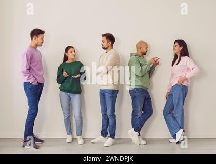 Giovane team impegnato in una riunione di gruppo Foto Stock