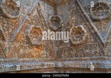 Facciata del Palazzo di Mshatta, dal palazzo omayyade di Qasr al-Mshatta in Giordania. Museo di Pergamon, Isola dei Musei. Berlino, Germania, Europa, Europa occidentale. Foto Stock